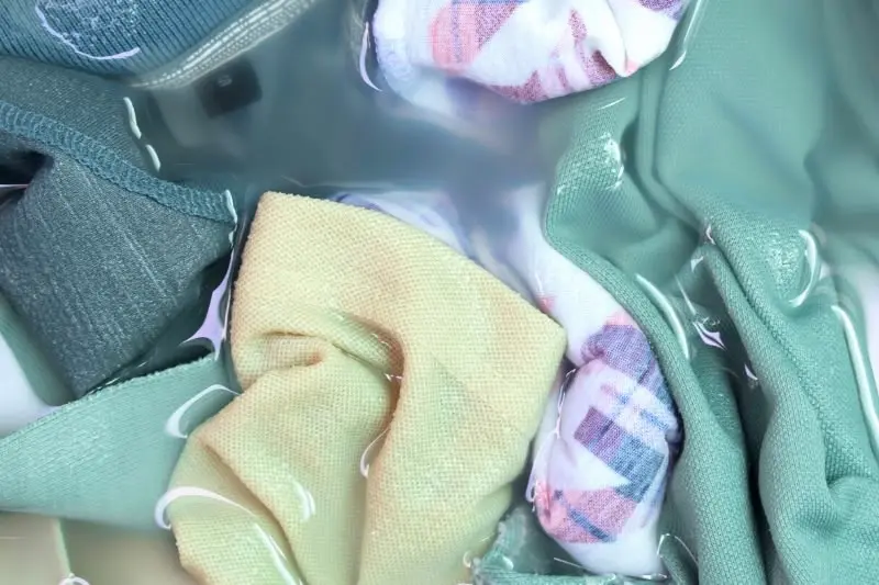 ¿Por qué aparece el persistente olor a humedad en la ropa después de lavarla